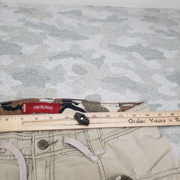 Vintage Levis Pants Womens Large Tan Low Slouch Cargo Pockets Y2K - Picture 3 of 15